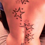 Photo de tatouage d'etoiles dans le dos d'une femme