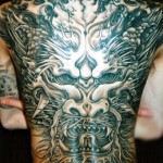 tatouage de dragon en dos integral pour homme