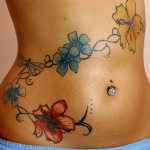 Photo de tatouage de fleurs sur la hanche