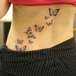 Photo de tatouage de papillons sur la hanche