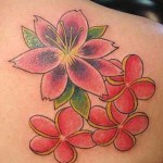 Photo de tatouage de fleur sur l'epaule