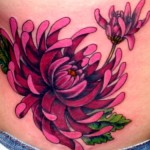 tatouage de fleur de lotus sur la hanche