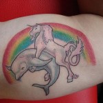 Tatouage insolite de licorne et de dauphin