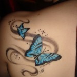 tatouage de papillon sur l'epaule