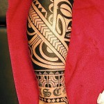 Photo de tatouage polynesien sur le mollet