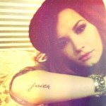 tatouage faith de Demi Lovato sur le bras