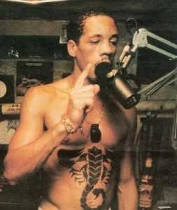 Tatouage de scorpion sur les abdos de joey starr