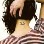 tatouage d'asia argento sur la nuque : numéro 23