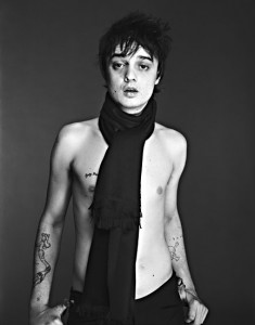 tatouages sur le torse de pete doherty