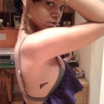 rihanna : tatouage pistolet et robe violette
