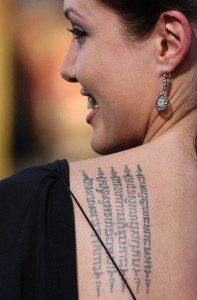 tatouage dos angelina jolie robe noire