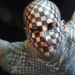 Matt Gone, l'homme Damier, qui lutte conter une maladie rare qui provoque des malformations et compense par le tatouage