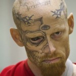 Jason "eyeball Barnum, tueur fou et tatoué jusque dans le blanc des yeux