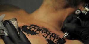 Tatouage je suis Charlie sur le torse : quand le tatouage s'inspire de l'actualité et affiche ses convictions