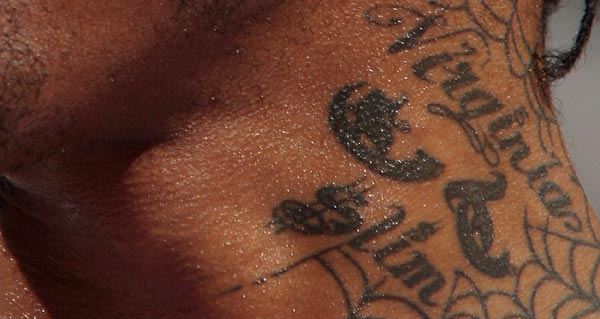 Allen Iverson tatouage virginia slim sur le cou