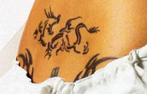 Angelina Jolie tatouage bas du dos avant recouvrement