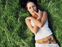 Angelina Jolie tattoo bras coordonnees geographiques