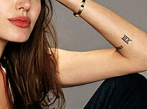 Angelina Jolie tatouage XIII