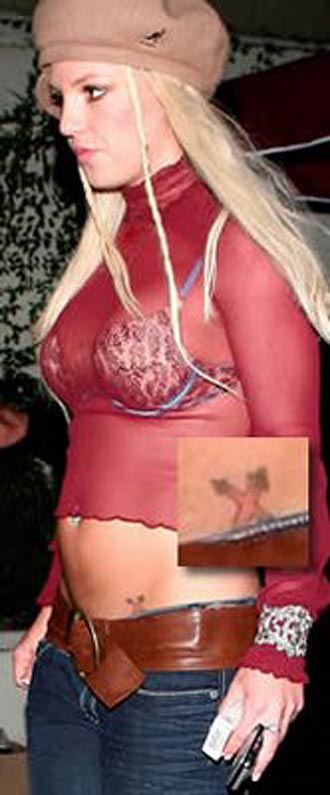 Tatouage hanche croix Britney Spears