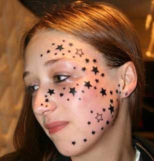 Kimberly Vlaeminck constellée d'etoiles sur le visage