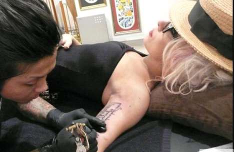 Lady Gaga se fait tatouer