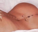 Pamela Anderson tatouage sur le dos