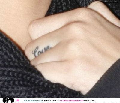 Tatouage Love sur le doigt de Rihanna