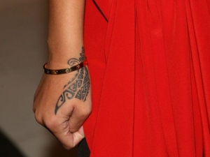 Tatouage tribal maori sur la main de Rihanna