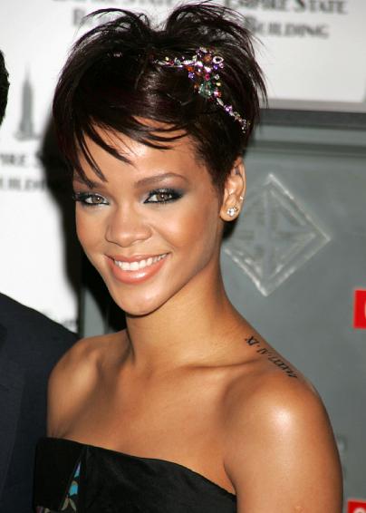 Tatouage épaule chiffres romains de Rihanna