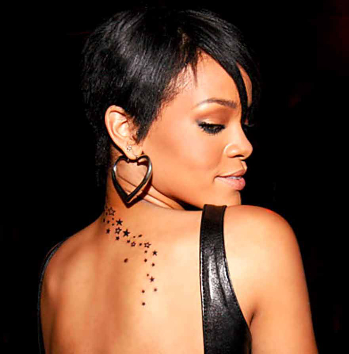 Tatouage dos étoiles de Rihanna