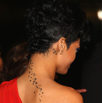 Tatouage nuque étoiles de Rihanna