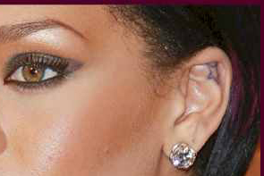 Tatouage oreille étoile Rihanna
