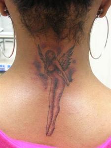 Tattoo ange sur la nuque