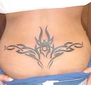 Modèle tattoo tribal bas du dos