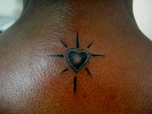Tattoo coeur sur la nuque