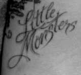 Nouveau tatouage Litte monsters sur le bras de Lady gaga