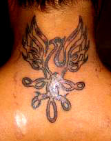 Tattoo nuque aigle tribal pour homme