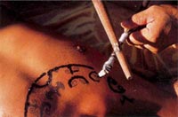 Tatouage polynésien traditionnel à la baguette