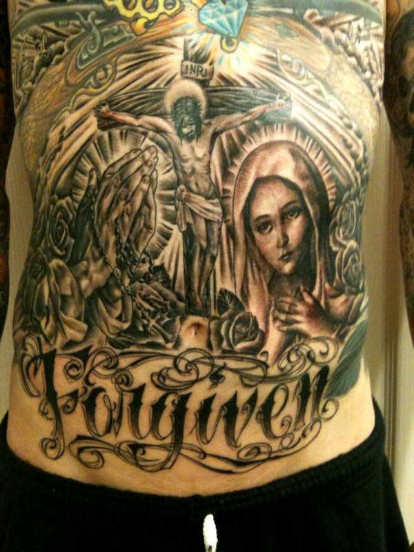 Trace Cyrus tatouage religieux ventre