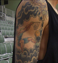 Bras droit tatouage de basketteur