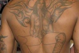 Tatouage Dennis Rodman femme nue dans le dos