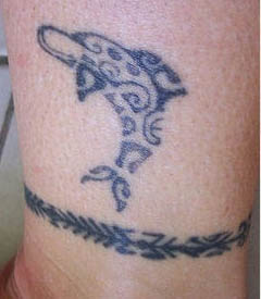 Modèle de tatouage dauphin polynésien sur la cheville