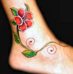 Modèle de tatouage fleurs sur la cheville