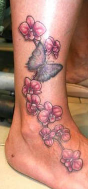 Modèle de tatouage fleurs et papillon sur la cheville