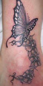 Modèle de tatouage papillon sur la cheville