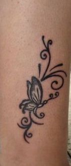 Modèle de tatouage papillon tribal sur la cheville