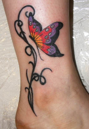 Modèle de tatouage papillon couleur sur la cheville