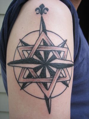 Modèle tatouage étoile de david et nautique entrelacées