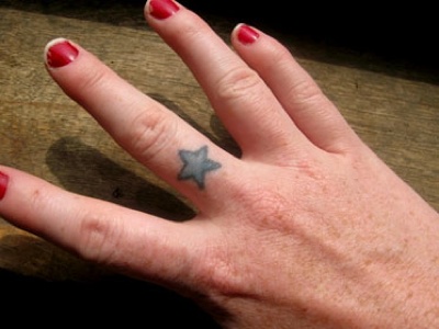 Modèle tatouage étoile sur le doigt