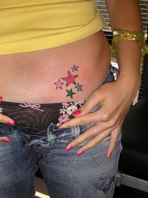 Modèle tatouage étoiles bas ventre